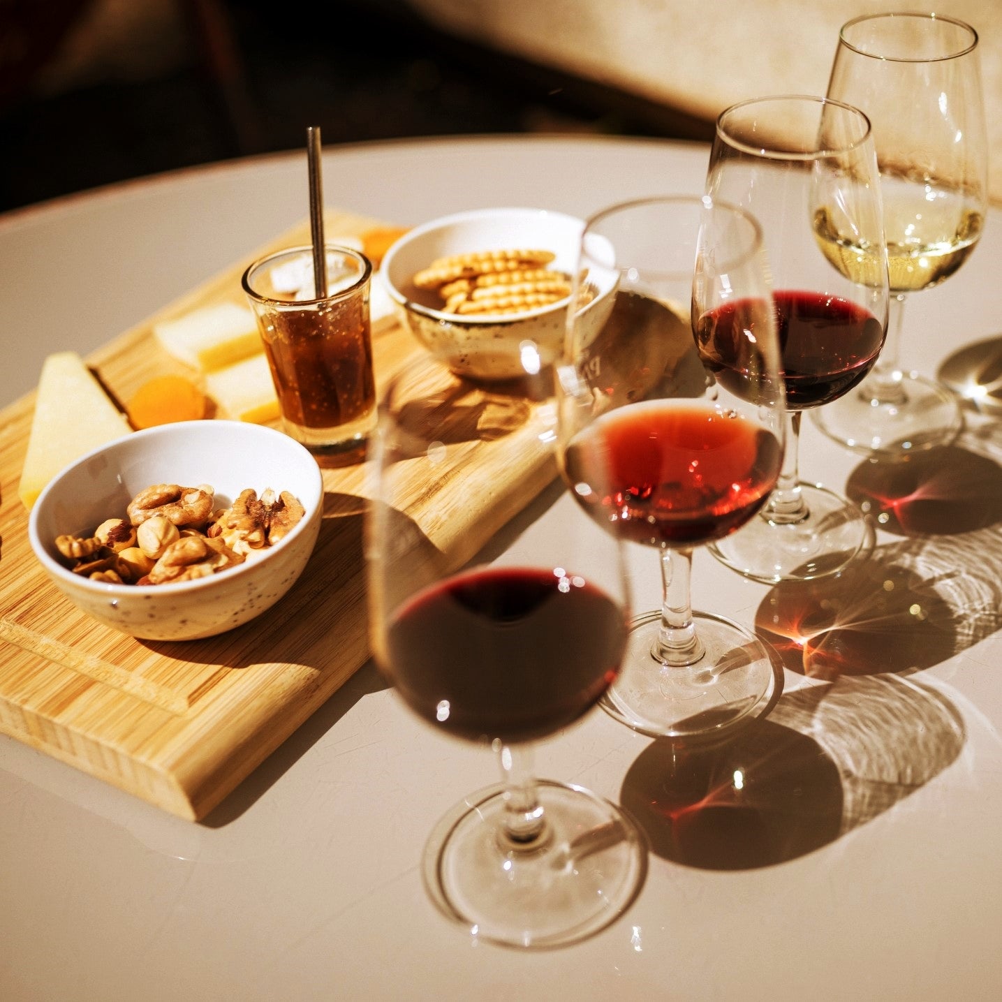 Já pensou em fazer uma prova de vinhos em casa?